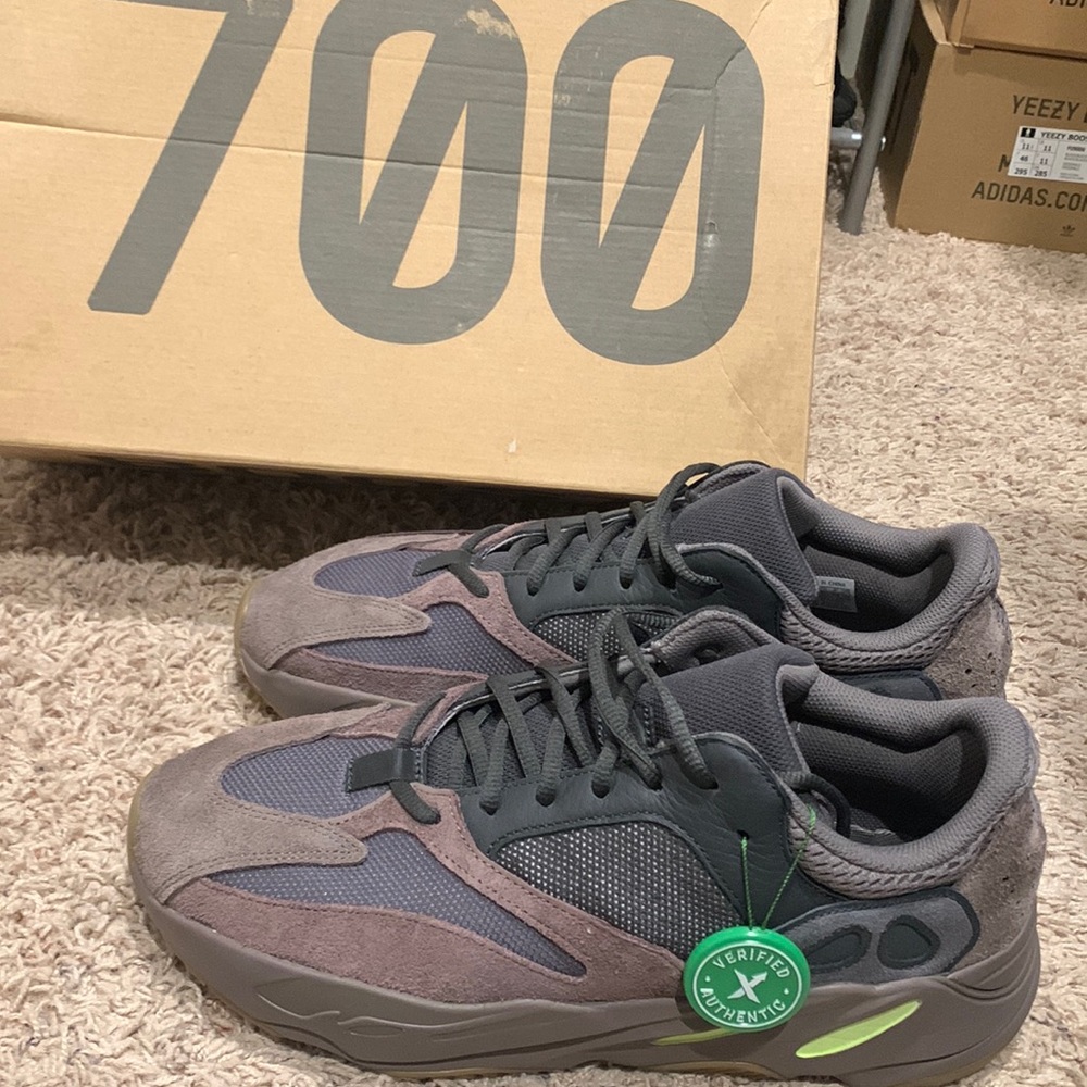 YZY MAUVE BOOST 700